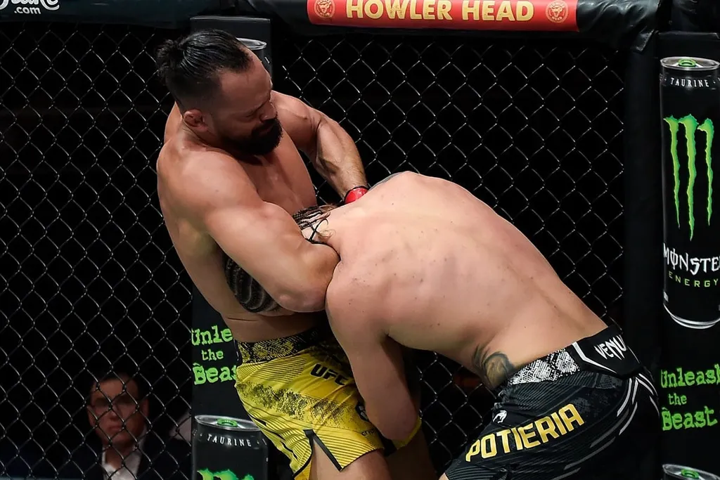 UFC 301: Michel Pereira derruba Potieria com golpe pol&ecirc;mico em 54 segundos