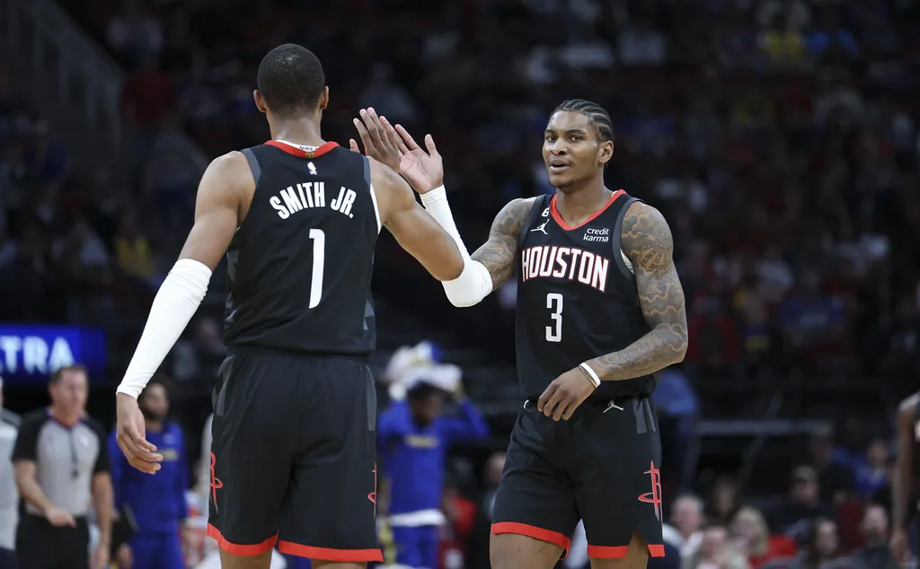 O ala Jabari Smith Jr. e o armador Kevin Porter Jr., do Houston Rockets, reagem ap&oacute;s uma jogada. Cr&eacute;dito: SUSA/Icon Sport