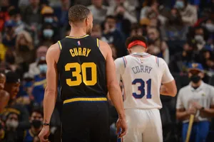 Em duelo particular eletrizante da Família Curry, Stephen e Warriors superam Seth e 76ers