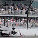 Indy 500: pneu voa em direção à arquibancada, e Newgarden vence