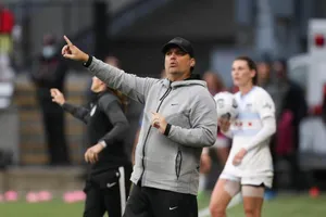 Treinadores são banidos do futebol americano feminino por agressão sexual