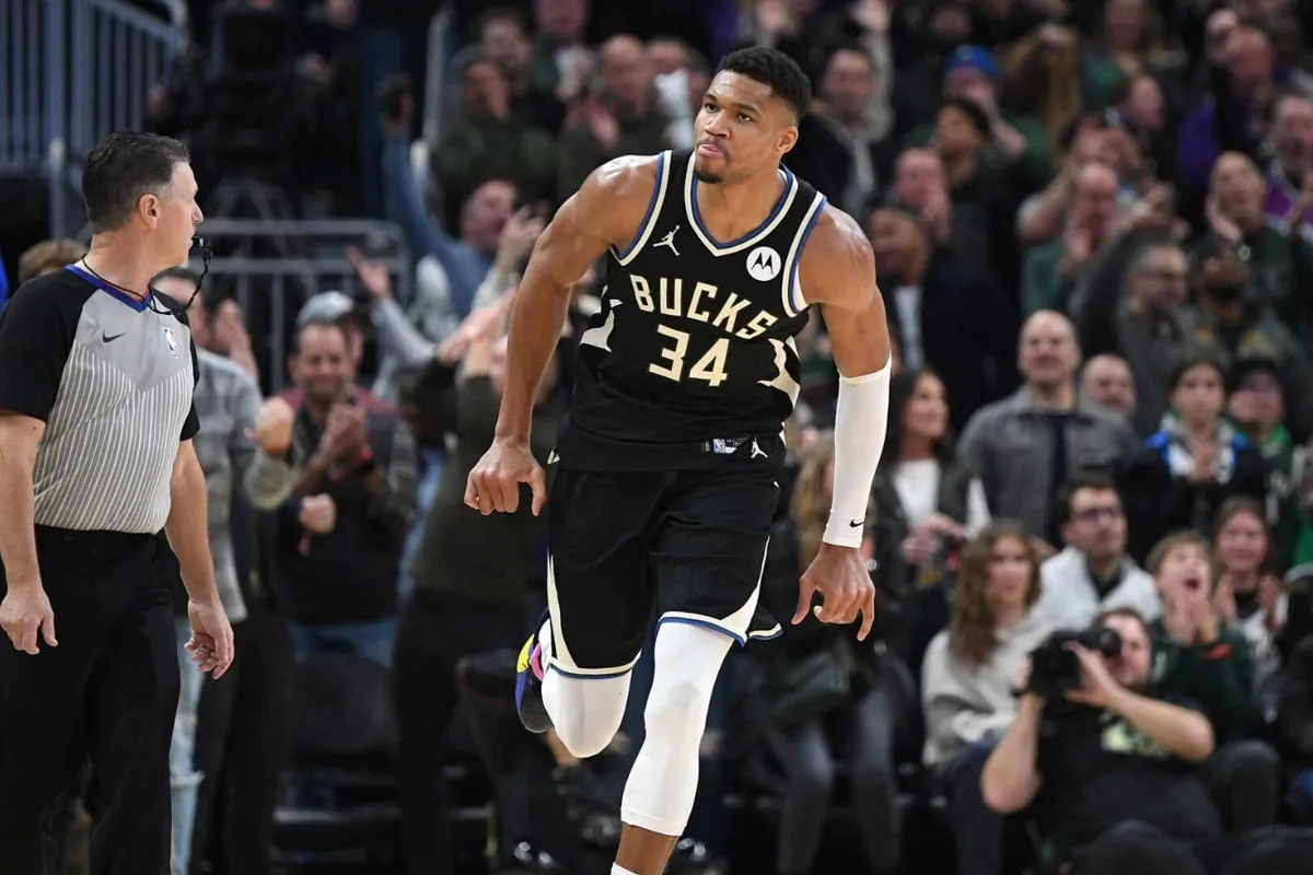 18 de novembro de 2023; Giannis Antetokounmpo chuta no minuto final para selar a vit&oacute;ria do Milwaukee Bucks no Fiserv Forum.