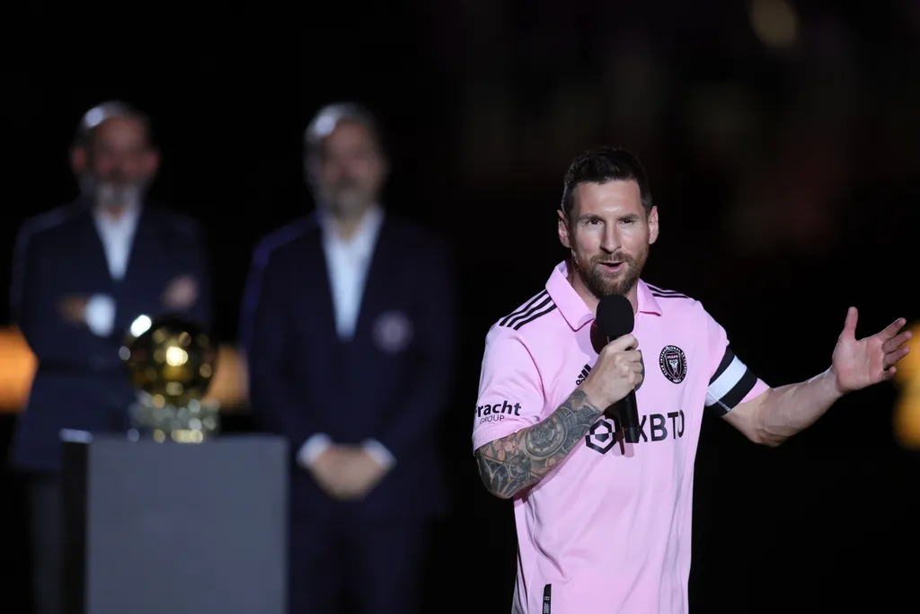 MLS: Messi &eacute; homenageado em &uacute;ltimo jogo por Inter Miami em 2023