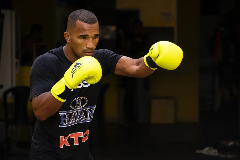 Onde assistir ao vivo e hor&aacute;rio da luta de Esquiva Falc&atilde;o no boxe