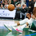 NBA: Antetokounmpo marca um triplo-duplo, mas Bucks trope&ccedil;am contra os Pacers