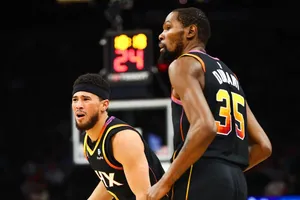 NBA: Devin Booker reclama de lance polêmico, mas Kevin Durant assume culpa