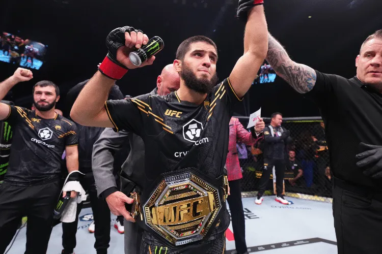 UFC: Makhachev aplica nocaute brutal em Volkanovski e mant&eacute;m cintur&atilde;o