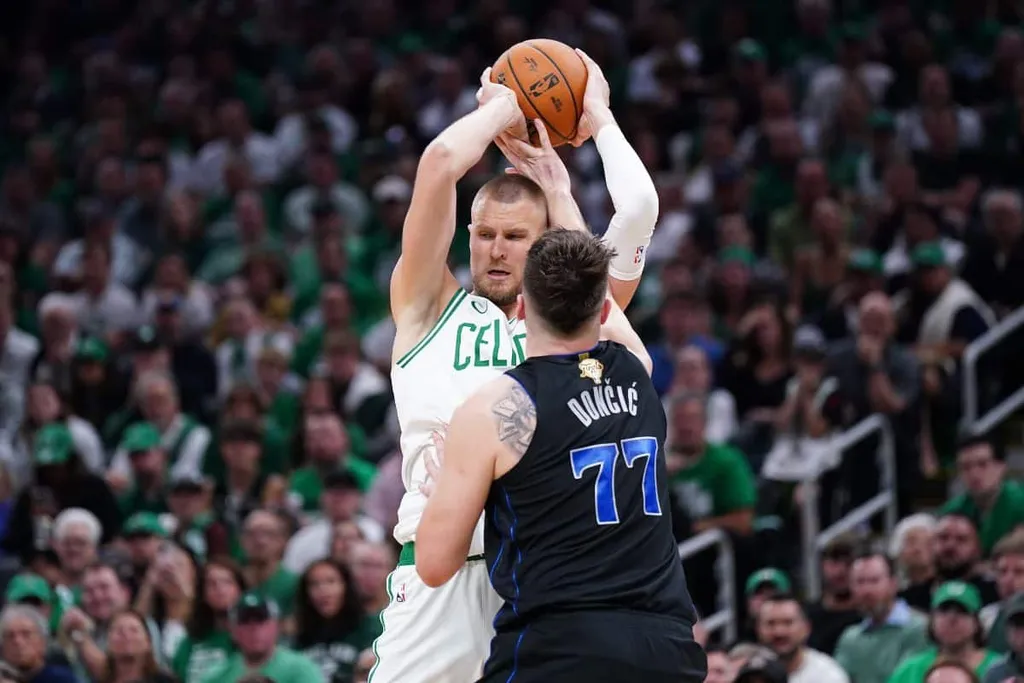 Finais da NBA: Kristaps Porzingis est&aacute; fora do jogo 3; Luka &eacute; confirmado para a disputa