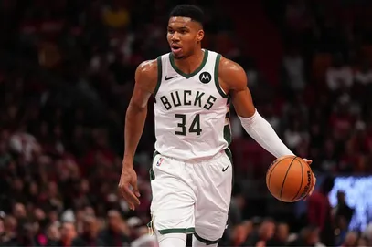 Giannis Antetokounmpo em a&ccedil;&atilde;o pelo Bucks na NBA