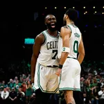 Brown provoca eclipse solar na NBA e Celtics conseguem vit&oacute;ria fundamental