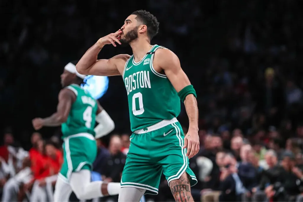 Impar&aacute;vel, Jason Tatum coloca Celtics pr&oacute;ximo de recorde hist&oacute;rico na NBA
