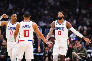 Paul George comemora com os companheiros de equipe Eric Gordon e Russell Westbrook.