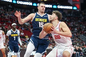 Copa NBA: Nikola Jokic joga ‘sozinho’, e Rockets eliminam Nuggets