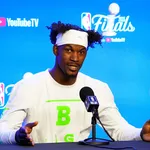 NBA: Jimmy Butler impressiona com visual novo para temporada 2023-24