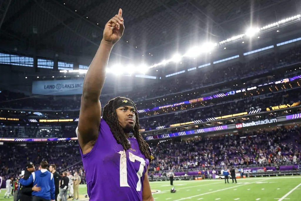 Jogador da NFL resgata homem de carro em chamas