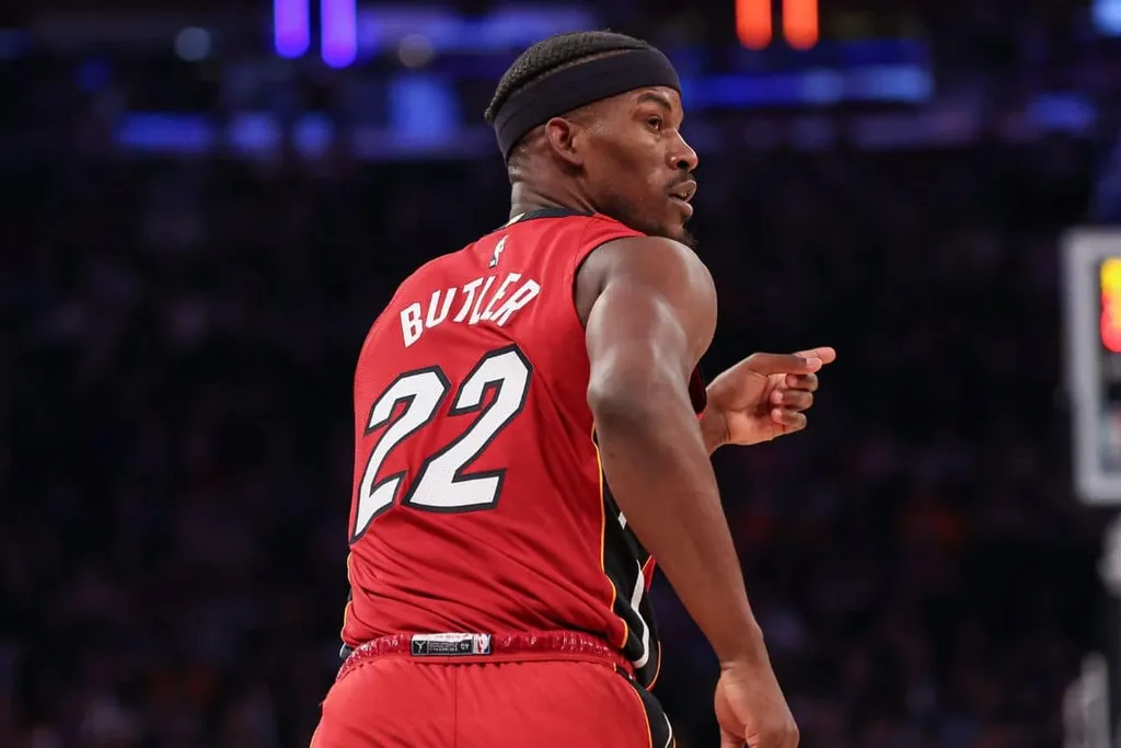 NBA: Jimmy Butler xinga arbitragem e faz hist&oacute;ria com triplo-duplo