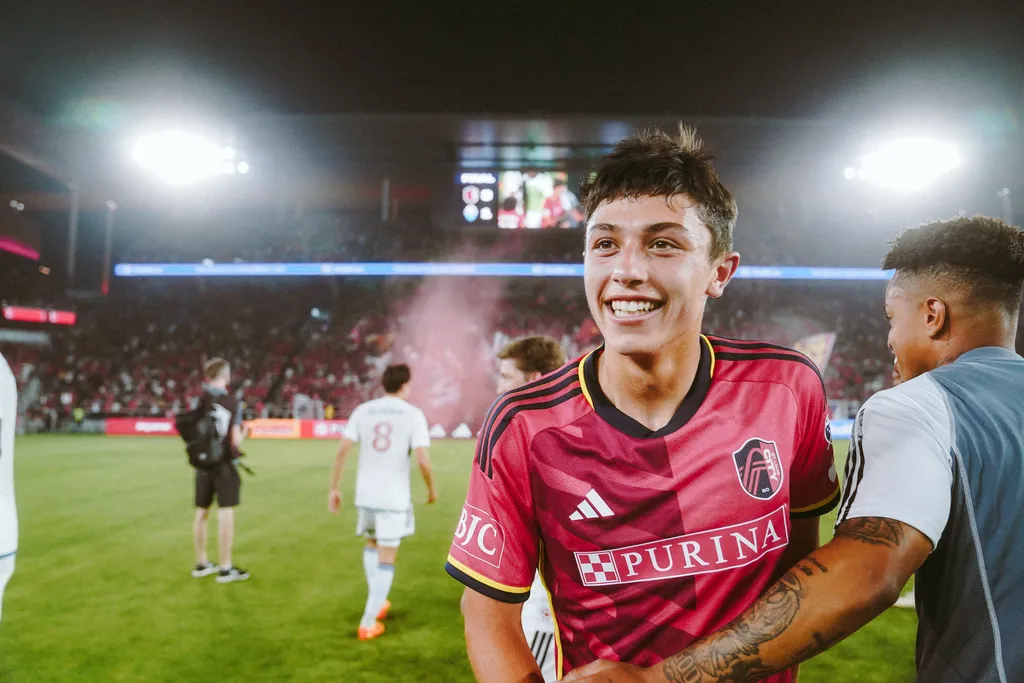 MLS: jovem comemora 18 anos e formatura com 1&ordm; gol
