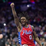 NBA: Dupla de 64 pontos decide para os 76ers em duelo apertado contra os Hornets