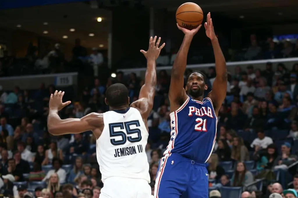 Embiid n&atilde;o d&aacute; nenhuma &lsquo;m&atilde;ozinha&rsquo; e estraga festa de brasileiro na NBA