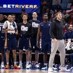 Ingram faz triplo-duplo e Pelicans vencem Hornets em noite de recorde