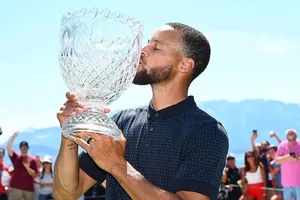 Warriors: Curry dá show e acerta lance inacreditável… mas não no basquete