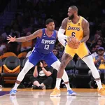 Paul George sobre enterrada de LeBron: &lsquo;Foi um cervo nos far&oacute;is&rsquo;