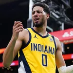 NBA Playoffs 2024: Astro dos Pacers sai do Jogo 2 com dores e preocupa para sequ&ecirc;ncia