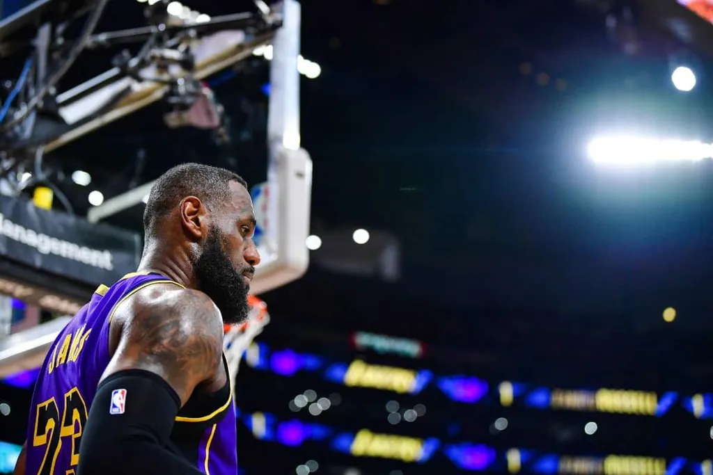 LeBron James abre o jogo sobre les&atilde;o no tornozelo: &lsquo;Vou ficar&hellip;