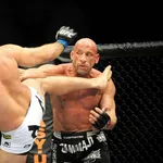 Lenda do UFC se recupera ap&oacute;s ato heroico e deixa o hospital