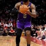 NBA: Lakers vencem com triplo-duplo de LeBron e encostam nos playoffs