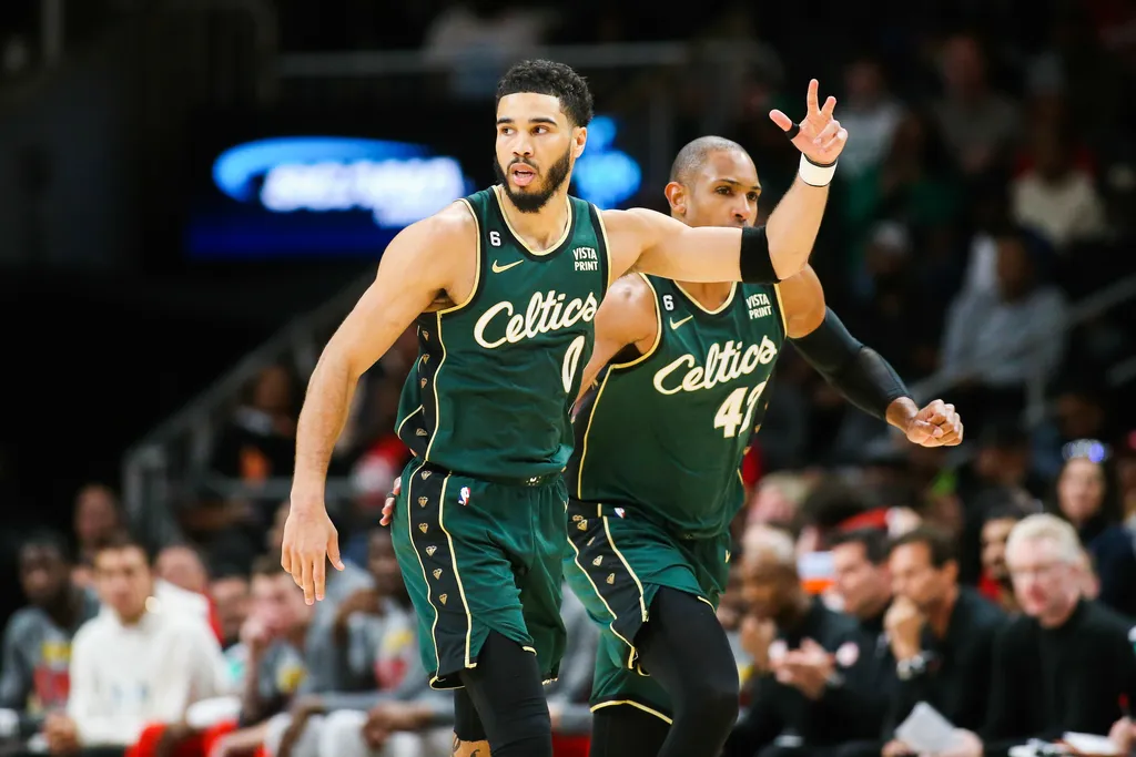 Celtics vencem Hawks com barraco e encostam nos Bucks; veja resultados da NBA
