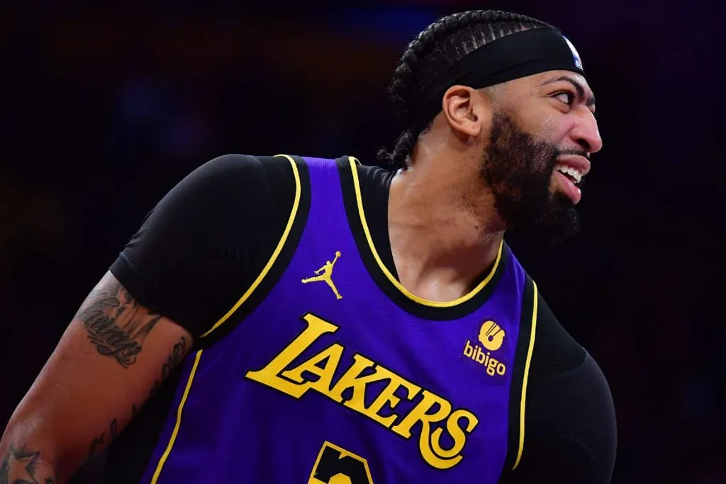NBA: Anthony Davis &eacute; surpreendido no vesti&aacute;rio dos Lakers ap&oacute;s jogo hist&oacute;rico