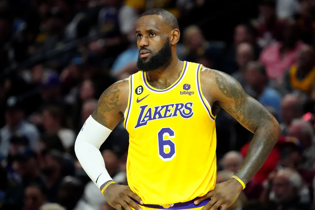 NBA: T&eacute;cnico dos Lakers define quinteto titular na pr&eacute;-temporada