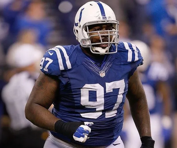 Arthur Jones, do Indianapolis Colts, &eacute; suspenso por quatro partidas