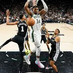 Giannis marca 44 pontos e comanda vit&oacute;ria dos Bucks sobre os Spurs