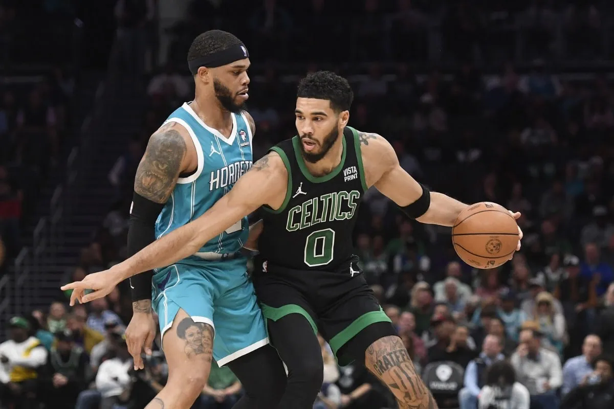 20 de novembro de 2023; Jayson Tatum disputa espa&ccedil;o com Miles Bridges. Foto: Icon Sport
