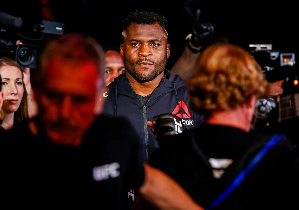 Francis Ngannou d&aacute; resposta sobre combate com Tyson Fury
