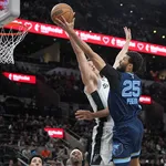 NBA: Mais 10! Brasileiro M&atilde;ozinha assina novo contrato com os Grizzlies