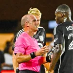 &Aacute;rbitro usa c&acirc;mera no peito e mostra como foi apitar Arsenal x MLS All-Stars