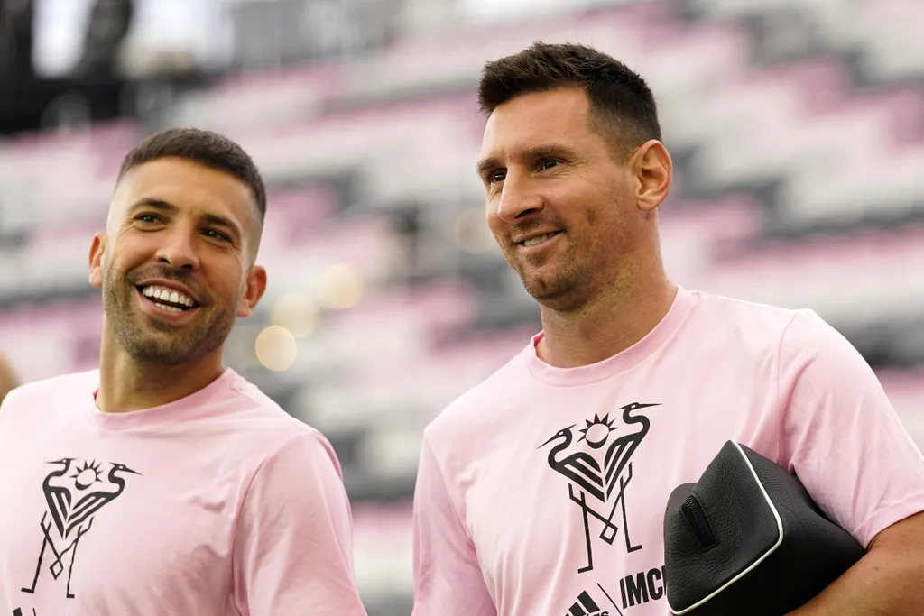 Messi no Barcelona em 2024? Jornal espanhol revela detalhes do poss&iacute;vel retorno do craque; entenda