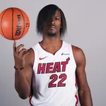 NBA: Jimmy Butler cumpre promessa e surge emo em clipe musical