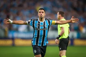 Alvo do Inter Miami, Luis Suárez marca em despedida no Grêmio