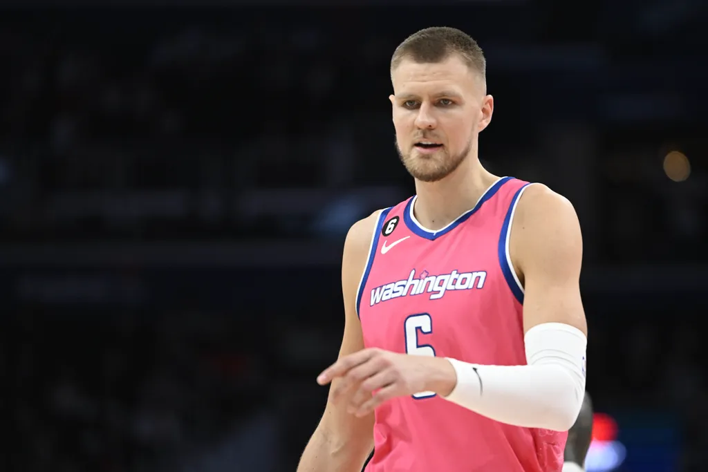 Porzingis sofre les&atilde;o no p&eacute; e fica de fora da Copa do Mundo de Basquete
