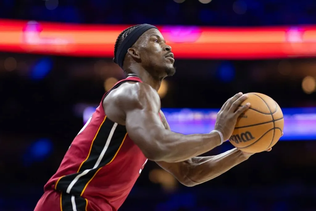 Playoffs NBA: Jimmy Butler sofre les&atilde;o grave e n&atilde;o enfrentar&aacute; os Celtics