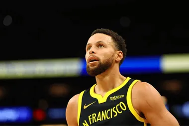 Curry jogando pelo GSW durante partida da NBA
