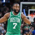 NBA: Jaylen Brown pede investiga&ccedil;&atilde;o ap&oacute;s arbitragem &lsquo;n&atilde;o ver&rsquo; falta pol&ecirc;mica