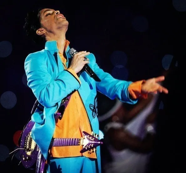 Respons&aacute;vel por show inesquec&iacute;vel no Super Bowl XLI e f&atilde; dos Vikings, Prince nos deixa