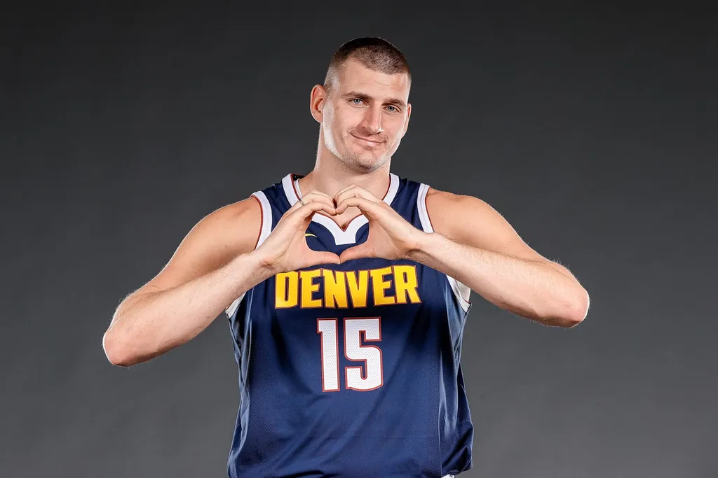 Corrida de cavalo e cambalhota no rio: as f&eacute;rias aleat&oacute;rias de Nikola Jokic