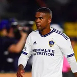 MLS: LA Galaxy, time de Douglas Costa, afunda em crise e demite presidente