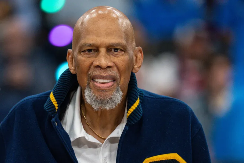 [NBA] H&aacute; 57 anos, Kareem Abdul-Jabbar estreava com 29 pontos e 48 minutos